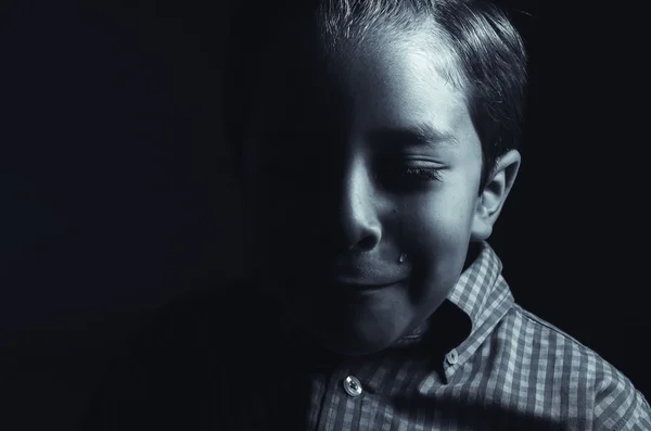 Svart-hvitt, lavt nøkkelportrett av trist, liten gutt som gråter – stockfoto