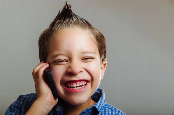 Lieve jongen praten via mobiele telefoon — Stockfoto