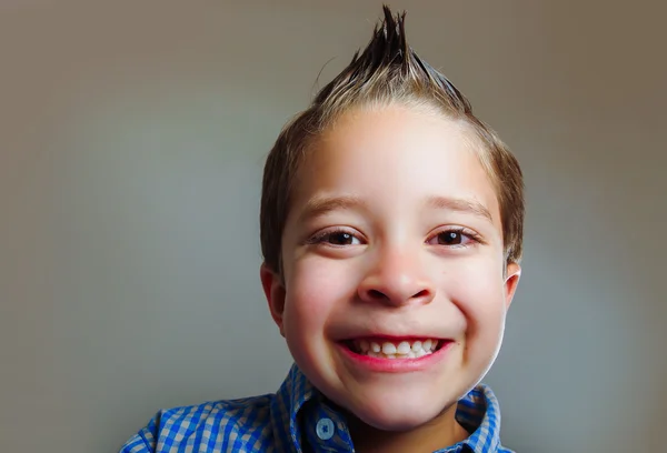 Édes kis fiú intett boldogság — Stock Fotó