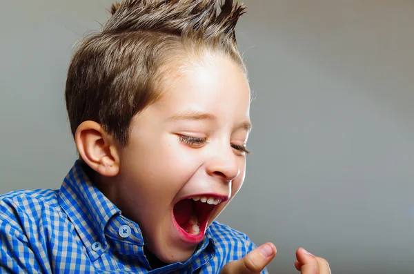 Lieve jongen gebaren verrassing — Stockfoto