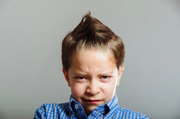 Sladký chlapeček směřují hněv — Stock fotografie