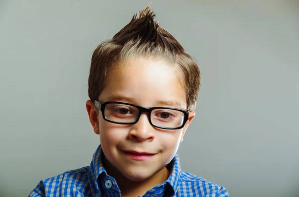 Primo piano ritratto di ragazzo carino con gli occhiali — Foto Stock