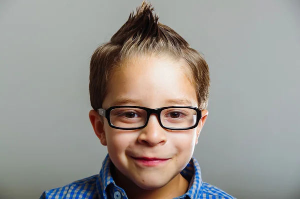 Portret zbliżenie ładny chłopak w okularach — Zdjęcie stockowe