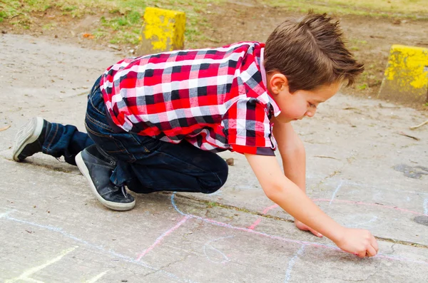 Sweet boy menggambar hopscotch — Stok Foto