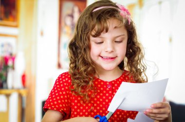 Kıvırcık kız makas ile kesme