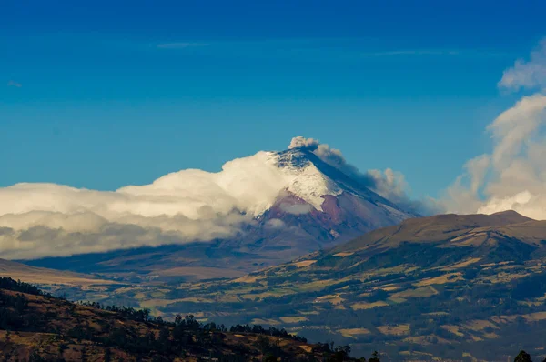 Eruzione del vulcano Cotopaxi in Ecuador, Sud America — Foto Stock