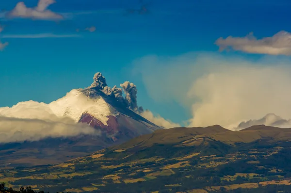 Eruzione del vulcano Cotopaxi in Ecuador, Sud America — Foto Stock