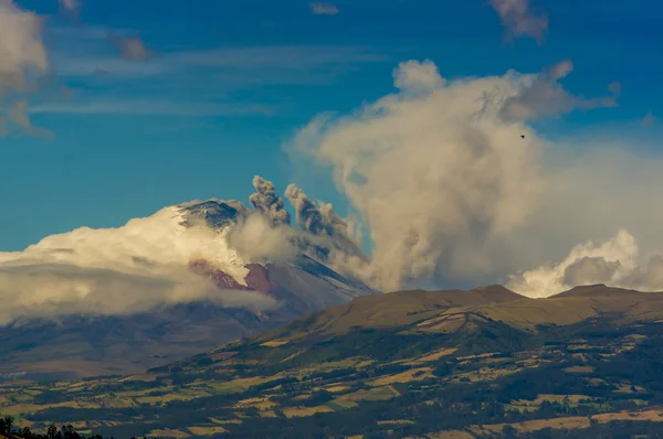 Cotopaxi vulkan ausbruch in ecuador, südamerika — Stockfoto