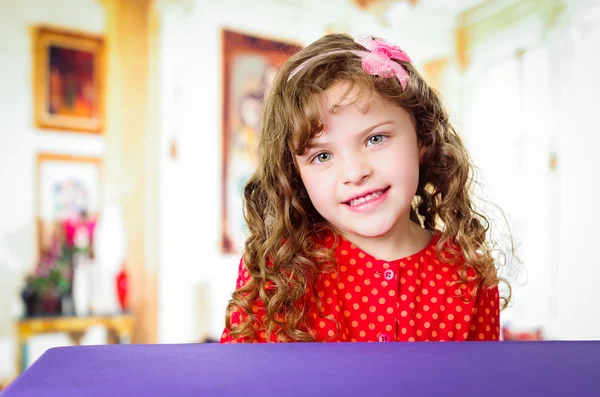 Belle fille préscolaire assise à la table — Photo