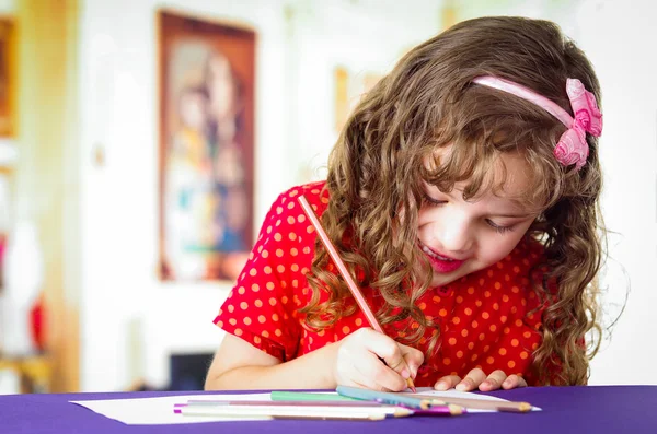 Dulce niña preescolar utilizando lápices de colores — Foto de Stock