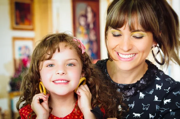 Schöne Mutter und Tochter — Stockfoto