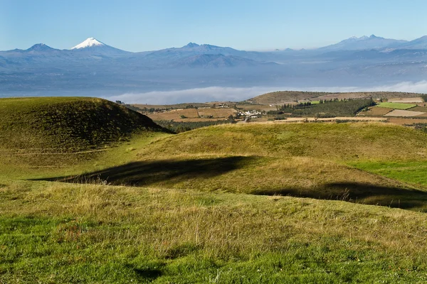 Cochasqui piramisok, régészeti lelőhely, a háttérben, az ecuadori Cotopaxi romjai — Stock Fotó