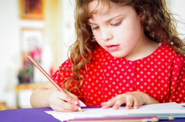 sevimli küçük kız ödevini yapıyor