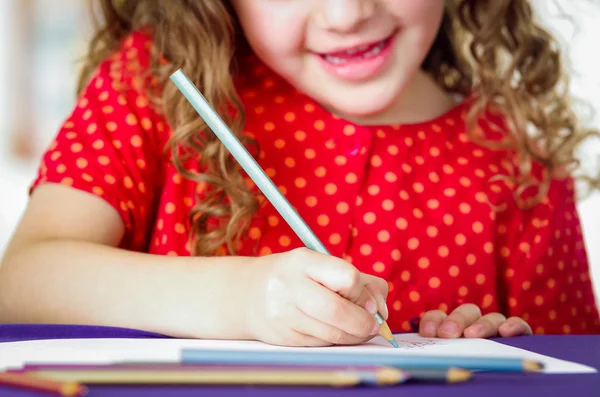 Ευτυχισμένη καλλιτεχνική κοριτσάκι που κρατάει μολύβι χρωματισμός — Φωτογραφία Αρχείου