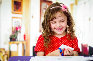 Kıvırcık kız makas ile kesme