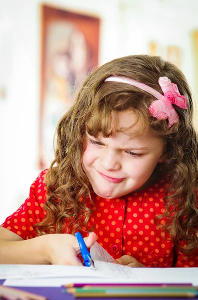 Gadis kecil yang manis menggunakan gunting — Stok Foto