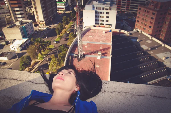Mooi meisje liggend op het dak — Stockfoto