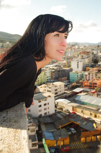 Güzel genç kız bir teras şehirden düşünürken mutlu — Stok fotoğraf
