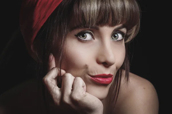 Retrato de bela menina retro com lábios vermelhos — Fotografia de Stock