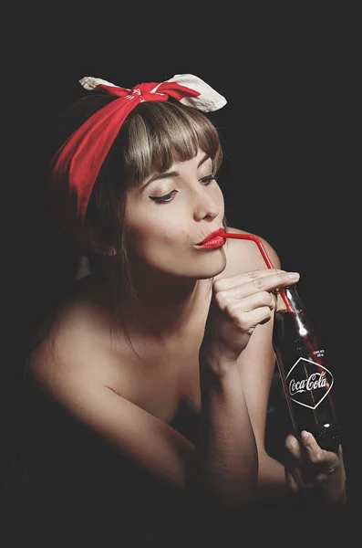 Menina retro bonita segurando uma velha garrafa de cola de coca vintage — Fotografia de Stock