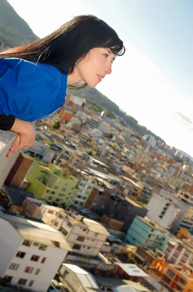 Szép fiatal lány boldog szemlélve a városra nyíló terasszal — Stock Fotó