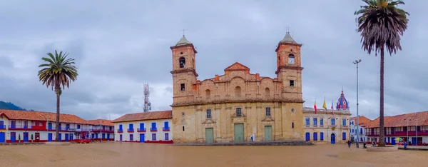 Beautiful panoramic view at the main square and historic Cathedral of Catedral Diocesana de Zipaquira, located in middle Colombia, 48 km from Bogota. — Stock Photo, Image
