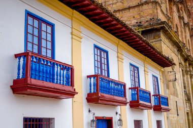 Güzel tarihi kırmızı ve mavi balkonları ana meydanında City Zipaquira.