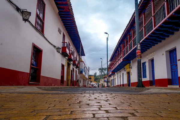 Street Angle från quiet City Center med vackra historiska radhus på Zipaquira, som ligger i mitten av Colombia. — Stockfoto