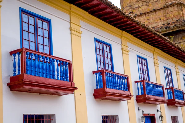 Gyönyörű történelmi piros és kék erkéllyel, a fő tértől, a város Zipaquira. — Stock Fotó