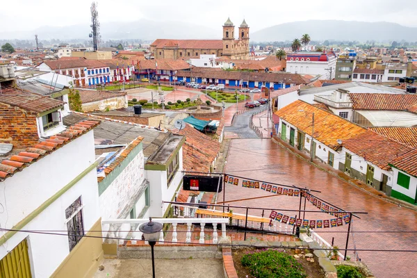 Panoramica durante una giornata piovosa nella bellissima città storica di Zipaquira, situata nel cuore della Colombia, a 48 km da Bogotà . — Foto Stock