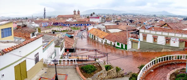 Обзор в течение дождливого дня в красивом историческом городе Зипакира, расположенном в центре Колумбии, в 48 км от Боготы . — стоковое фото
