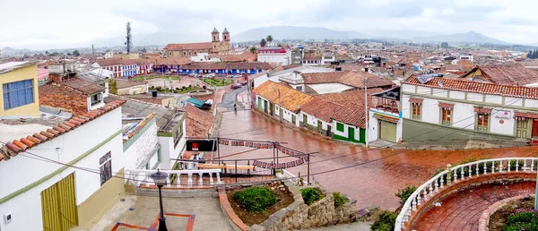 Panoramica durante una giornata piovosa nella bellissima città storica di Zipaquira, situata nel cuore della Colombia, a 48 km da Bogotà . — Foto Stock