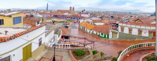 Visão geral durante um dia chuvoso na bela cidade histórica Zipaquira, localizada no meio da Colômbia, a 48 km de Bogotá . — Fotografia de Stock