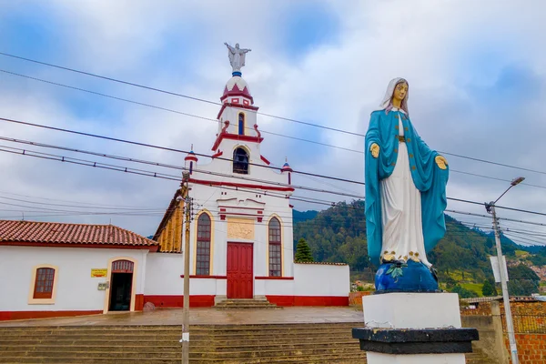 콜롬비아 의 중간에 위치한 역사적인 도시 Zipaquira에서 푸른 케이프 가드 교회 건물 처녀 동상. — 스톡 사진