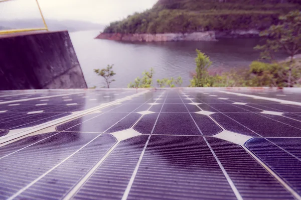 太阳能电池板在湖边 — 图库照片