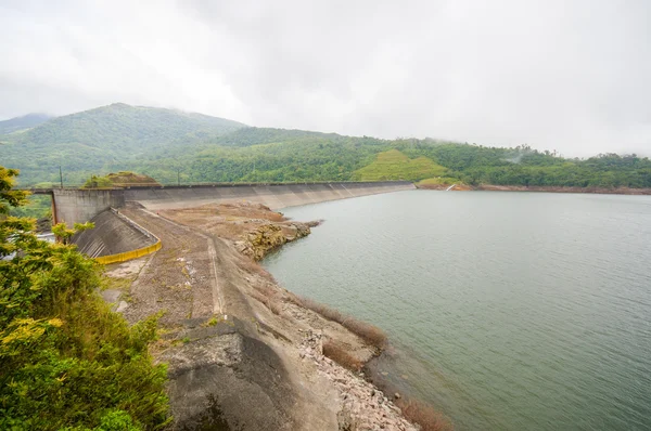 La fortuna Dam w Panama przez sztuczne jezioro — Zdjęcie stockowe