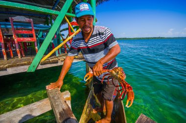 Bocas Del Toro, Panama - 24 Nisan 2015: sabah yakalamak ile dönen yerel balıkçı