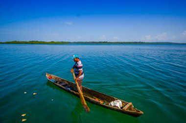 Bocas Del Toro, Panama - 24 Nisan 2015: sabah yakalamak ile dönen yerel balıkçı