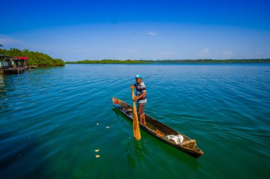 Bocas Del Toro, Panama - 24 Nisan 2015: sabah yakalamak ile dönen yerel balıkçı