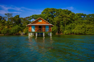 Isla kolon, Panama - 25 Nisan 2015: Bocas del Toro en kuzeydeki ve ana adada iki nokta üst üste ada değildir 
