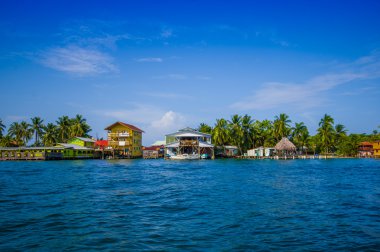 Isla kolon, Panama - 25 Nisan 2015: Bocas del Toro en kuzeydeki ve ana adada iki nokta üst üste ada değildir 