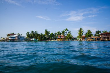 Isla kolon, Panama - 25 Nisan 2015: Bocas del Toro en kuzeydeki ve ana adada iki nokta üst üste ada değildir 