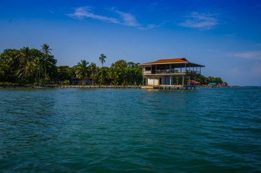Isla kolon, Panama - 25 Nisan 2015: Bocas del Toro en kuzeydeki ve ana adada iki nokta üst üste ada değildir 