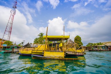 Isla kolon, Panama - 25 Nisan 2015: Bocas del Toro en kuzeydeki ve ana adada iki nokta üst üste ada değildir 