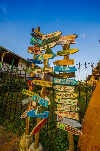 Panneau indicateur de distance sur une île des Caraïbes — Photo