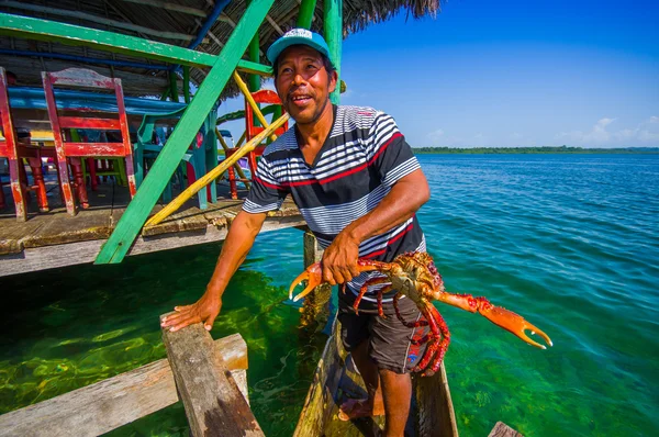 Bocas Del Toro, Panama - 24 Nisan 2015: sabah yakalamak ile dönen yerel balıkçı
