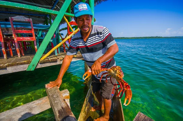 BOCAS DEL TORO, PANAMÁ - 24 DE ABRIL DE 2015: pescador local que regresa con la pesca de la mañana — Foto de Stock