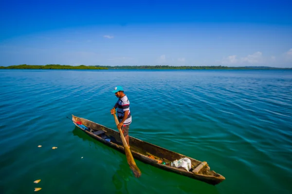 BOCAS DEL TORO, PANAMÁ - 24 DE ABRIL DE 2015: pescador local que regresa con la pesca de la mañana — Foto de Stock