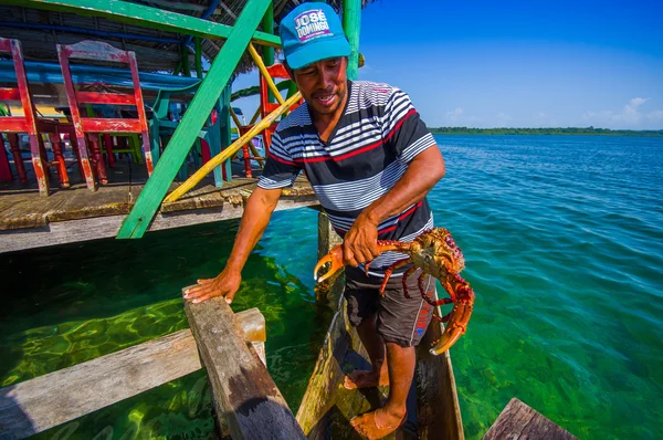 Bocas Del Toro, Panama - 24 Nisan 2015: sabah yakalamak ile dönen yerel balıkçı
