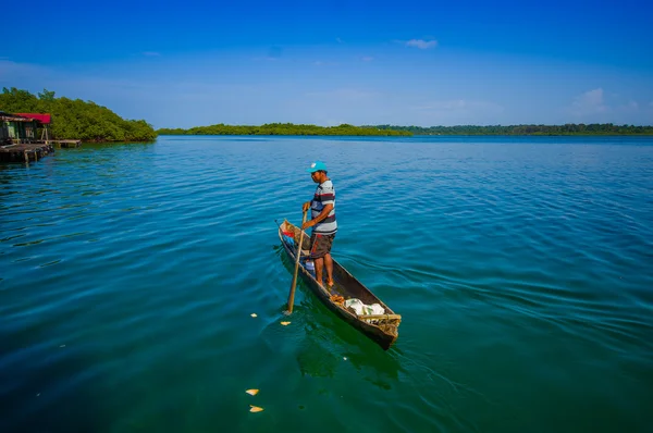 Bocas Del Toro, Panama - 24 Nisan 2015: sabah yakalamak ile dönen yerel balıkçı